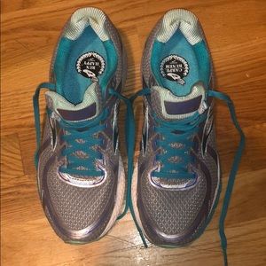 Women’s Brooks GTS running sneakers - Size 9